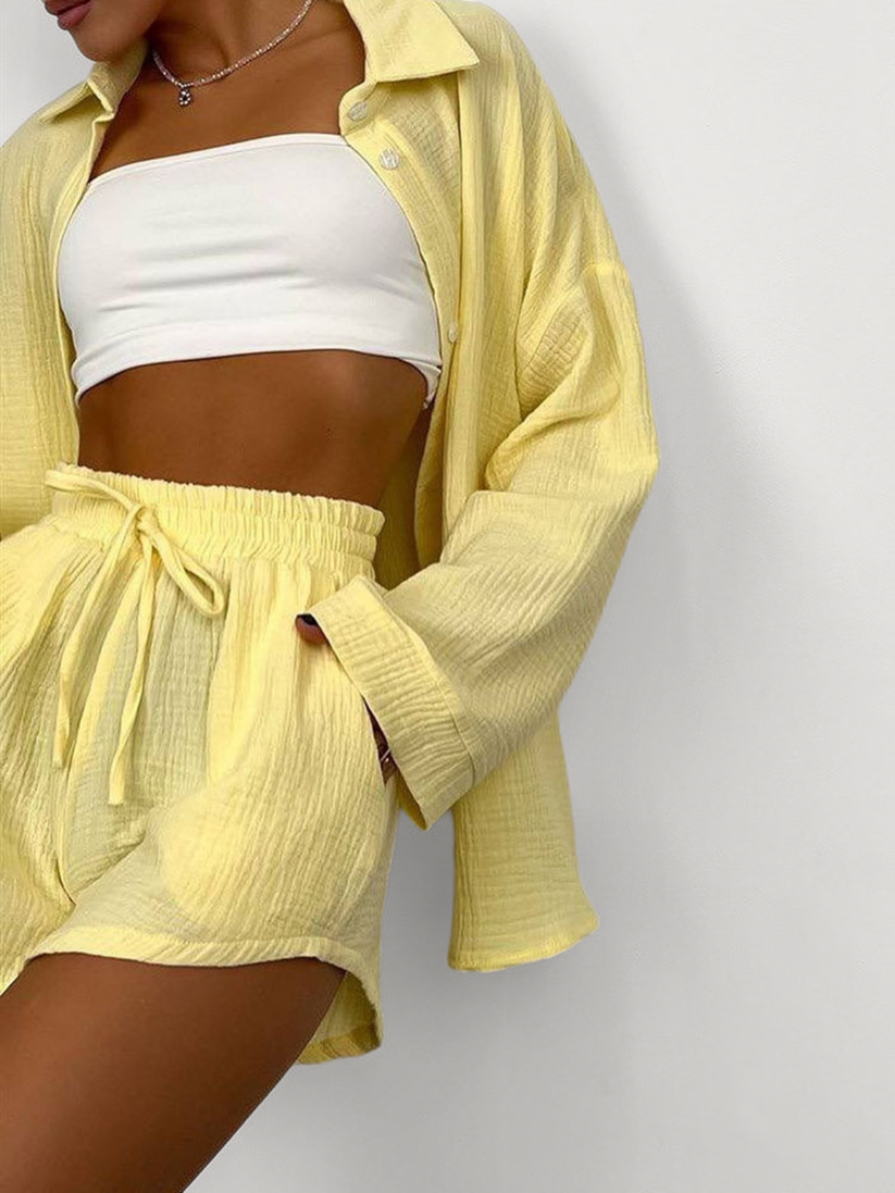 Conjunto casual con camisa de manga larga abotonada y pantalones cortos modernos