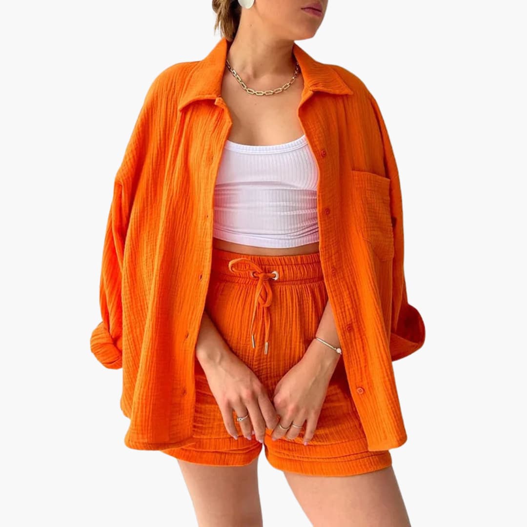 Conjunto cómodo de dos piezas con camisa de manga larga y pantalones cortos