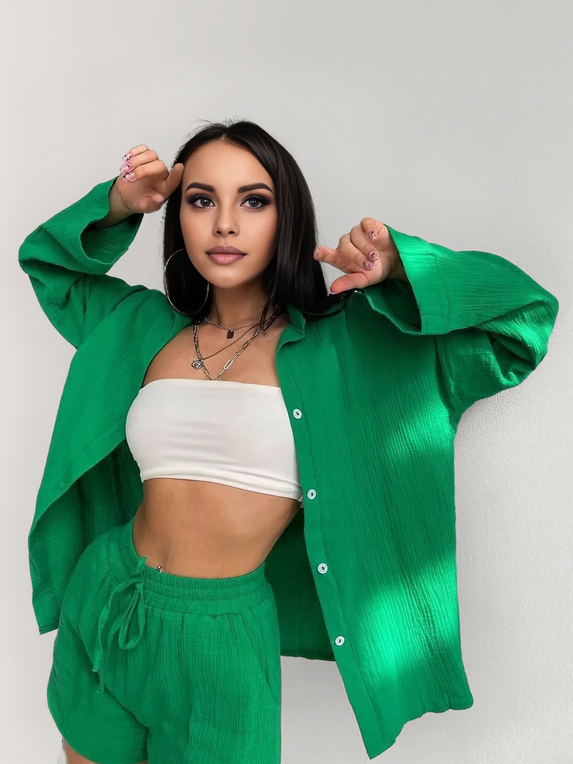 Conjunto casual con camisa de manga larga abotonada y pantalones cortos modernos