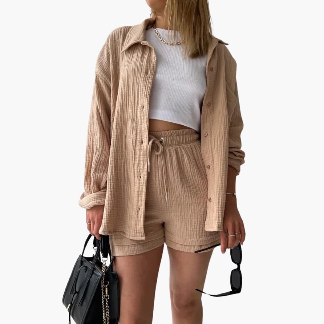 Conjunto cómodo de dos piezas con camisa de manga larga y pantalones cortos