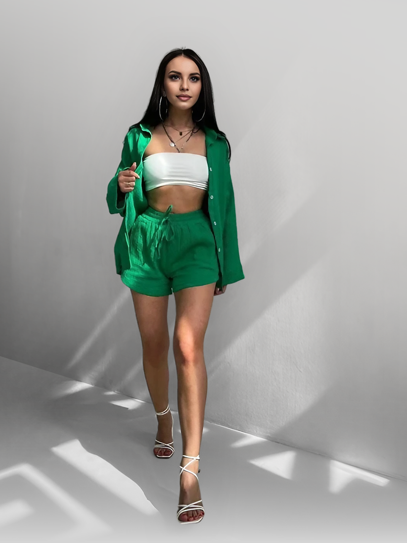 Conjunto casual con camisa de manga larga abotonada y pantalones cortos modernos