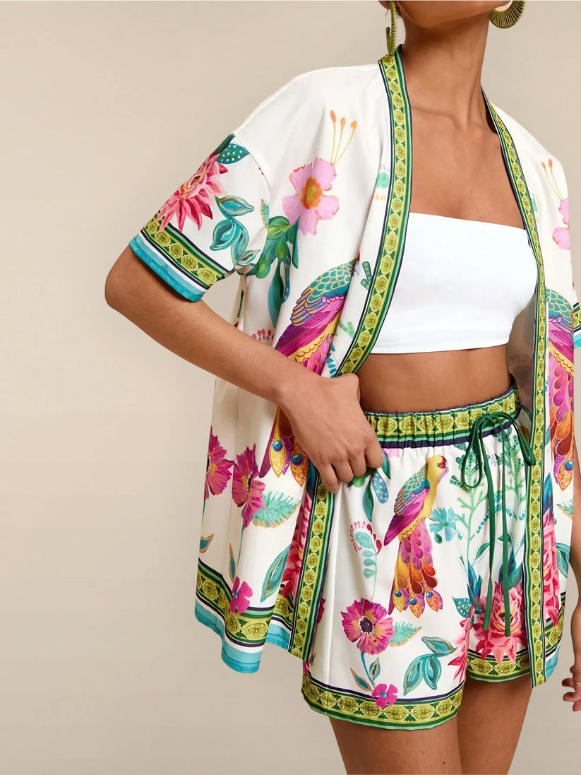 CONJUNTO VERANIEGO INFORMAL CON CAMISA DE MANGA CORTA Y PANTALONES CORTOS