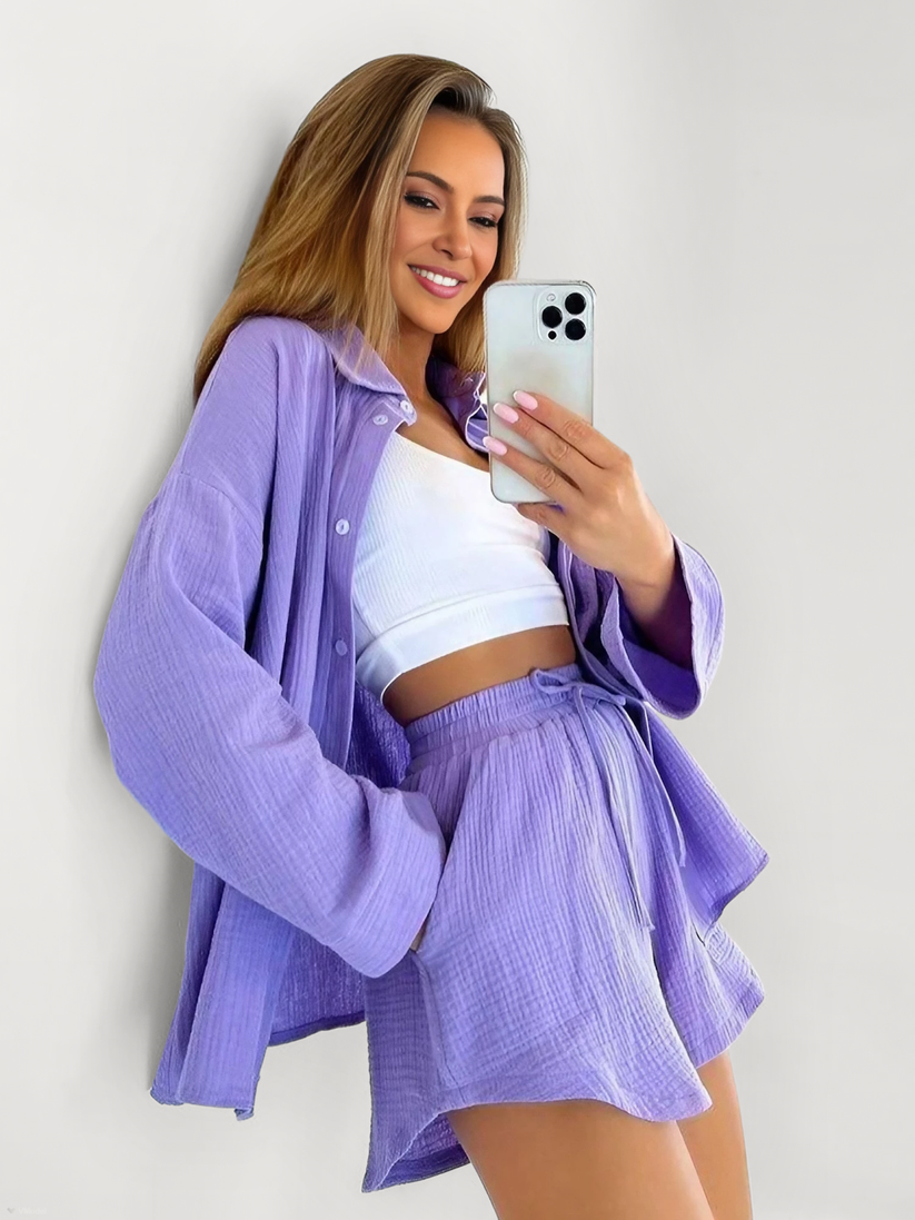 Conjunto casual con camisa de manga larga abotonada y pantalones cortos modernos