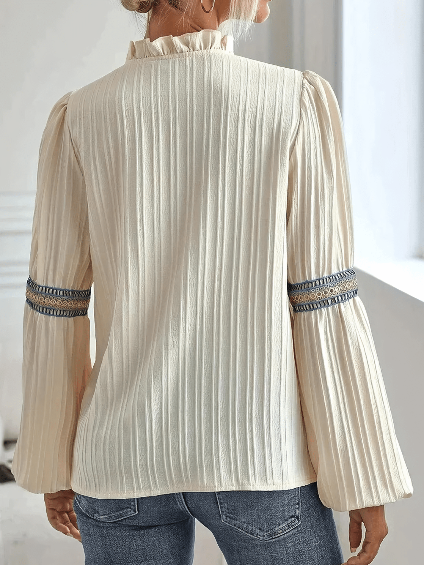 JACQUELINE – BLUSAELEGANTE CON MANGAS ABULLONADAS