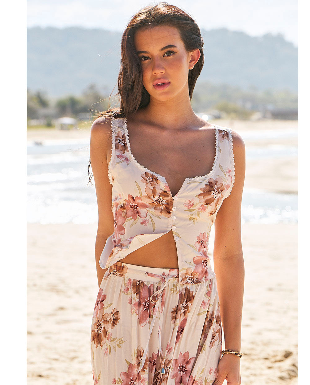 Blusa sin mangas con botones y estampado floral para verano