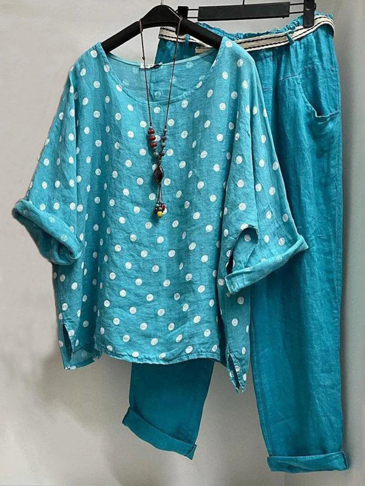 CONJUNTO LUNA  INFORMAL CON ESCOTE REDONDO DE LUNARES Y PANTALÓN CON BOLSILLO EN LOTE DE 2