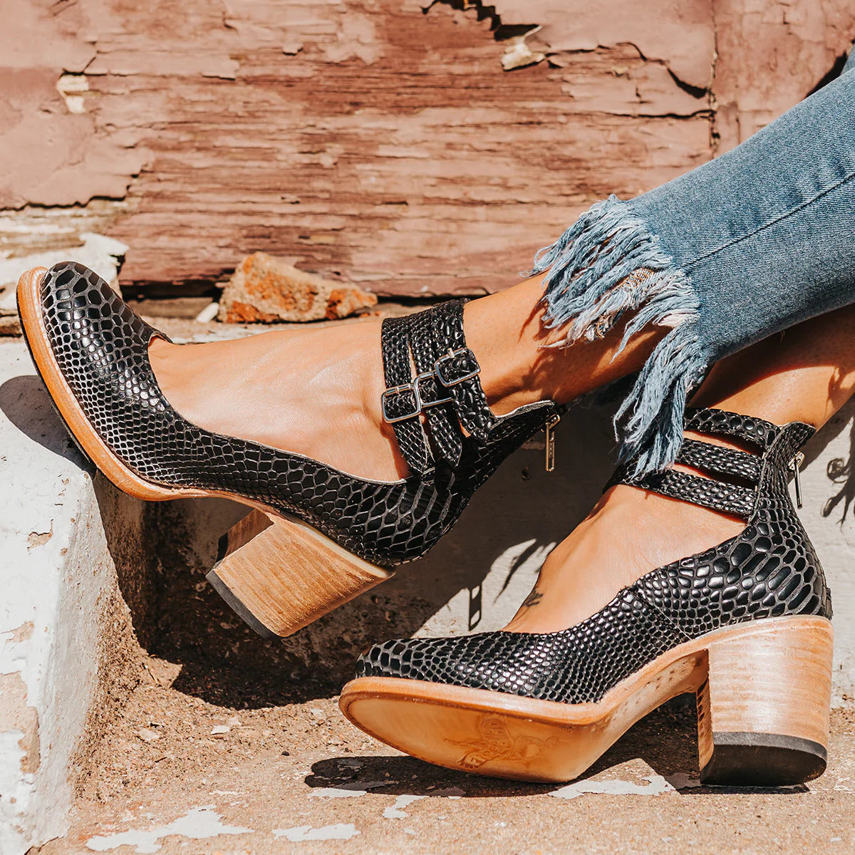 Ginevra™ | Escote con Cinturines y Tacón Ancho