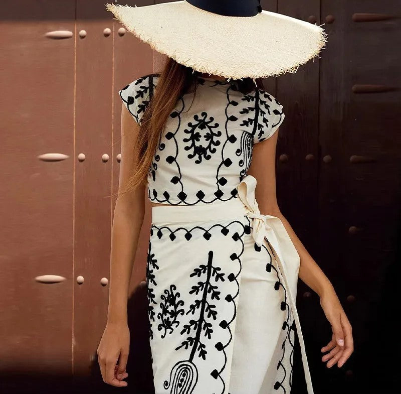 Conjunto de dos piezas con top sin mangas y falda fluida estampada