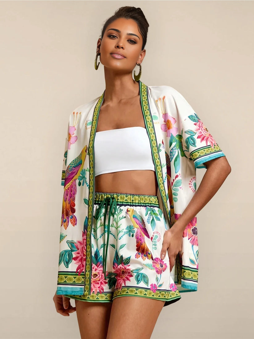 CONJUNTO VERANIEGO INFORMAL CON CAMISA DE MANGA CORTA Y PANTALONES CORTOS