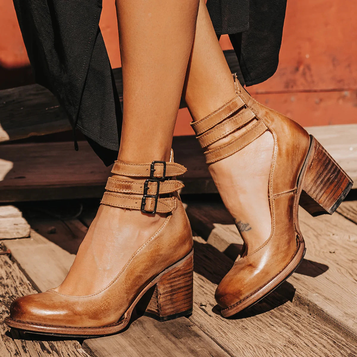 Ginevra™ | Escote con Cinturines y Tacón Ancho