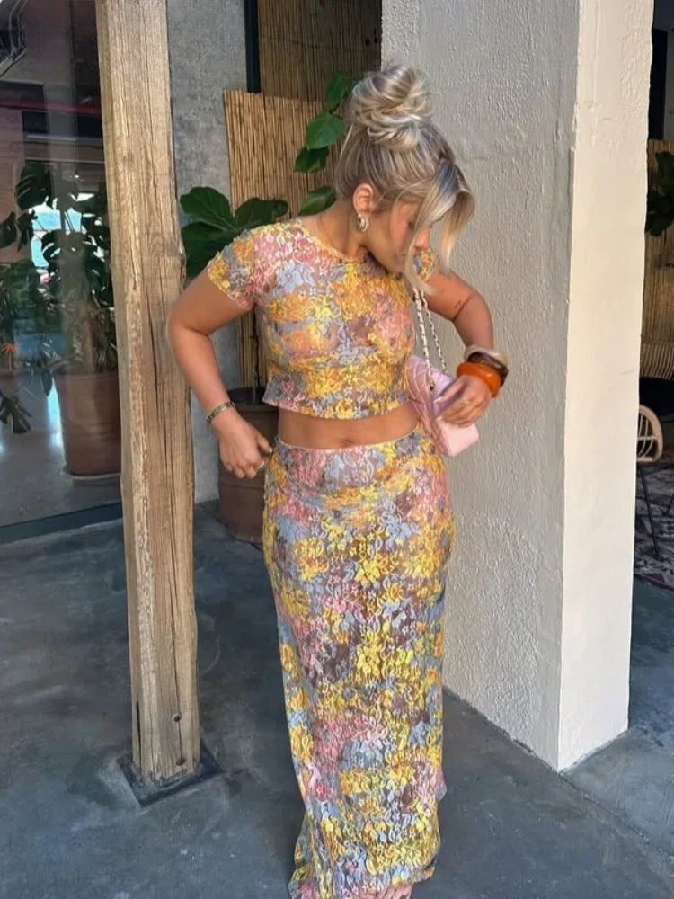 CONJUNTO MODERNO CON FALDA LARGA ESTAMPADA Y TOP CORTO DE MANGA CORTA PARA VERANO