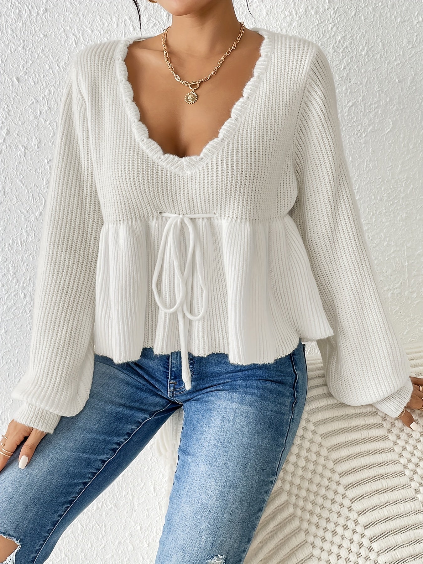Maglia bianca con coulisse e rouches sull'orlo