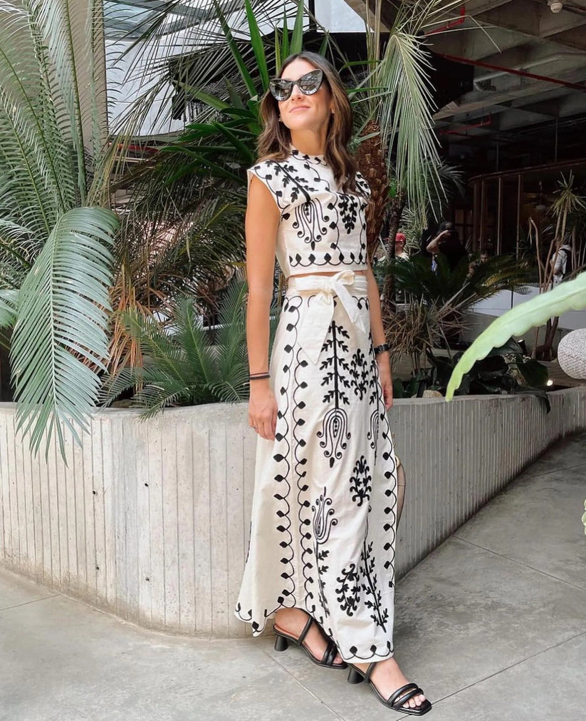 Conjunto de dos piezas con top sin mangas y falda fluida estampada