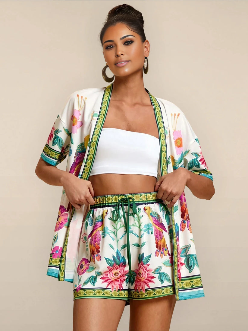 CONJUNTO VERANIEGO INFORMAL CON CAMISA DE MANGA CORTA Y PANTALONES CORTOS