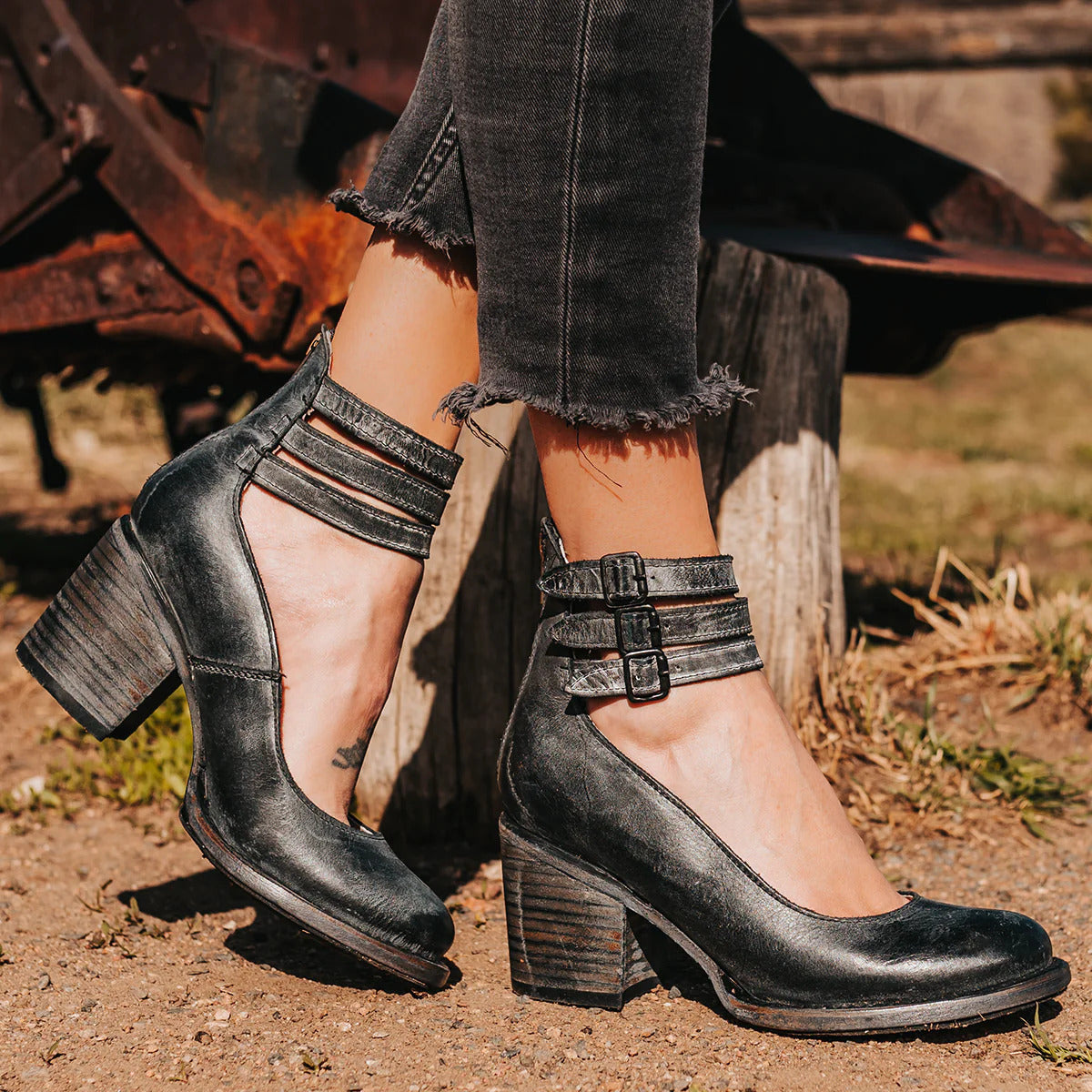 Ginevra™ | Escote con Cinturines y Tacón Ancho