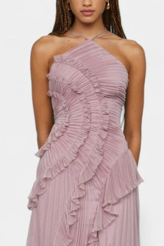 Bia Vestido Halter con Volantes Plisados y Tono Lila Etéreo