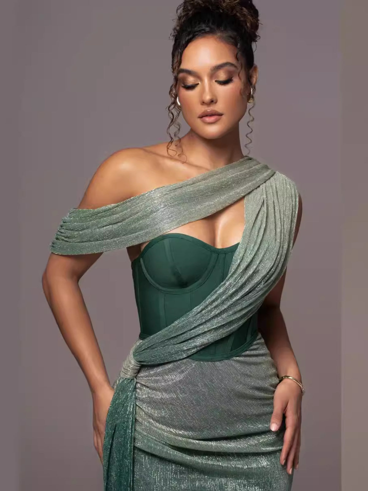 Celestina | Vestido Largo Dorado con Corsé y Drapeado Elegante