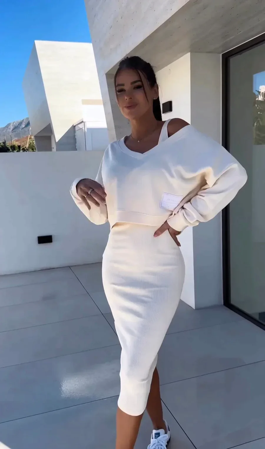 CONJUNTO VESTIDO AJUSTADO Y SUÉTER PARA UNA APARIENCIA ELEGANTE
