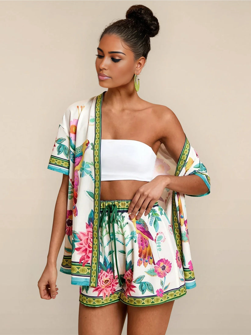 CONJUNTO VERANIEGO INFORMAL CON CAMISA DE MANGA CORTA Y PANTALONES CORTOS