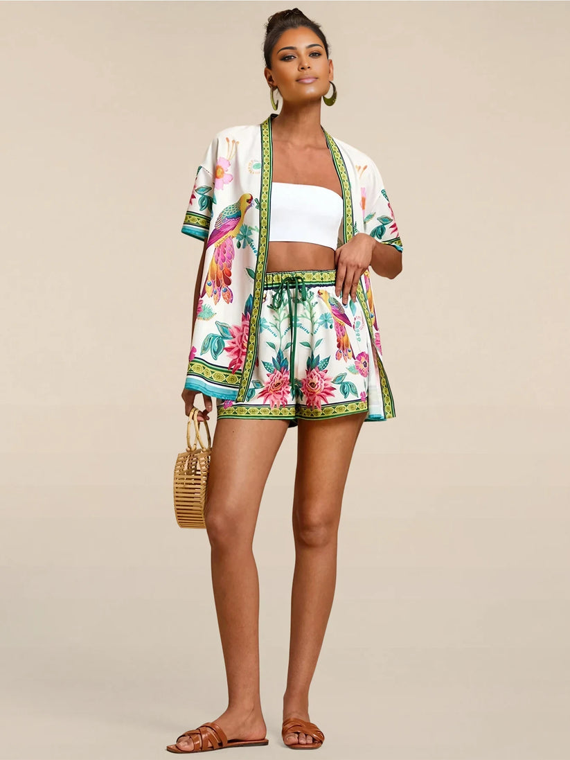 CONJUNTO VERANIEGO INFORMAL CON CAMISA DE MANGA CORTA Y PANTALONES CORTOS