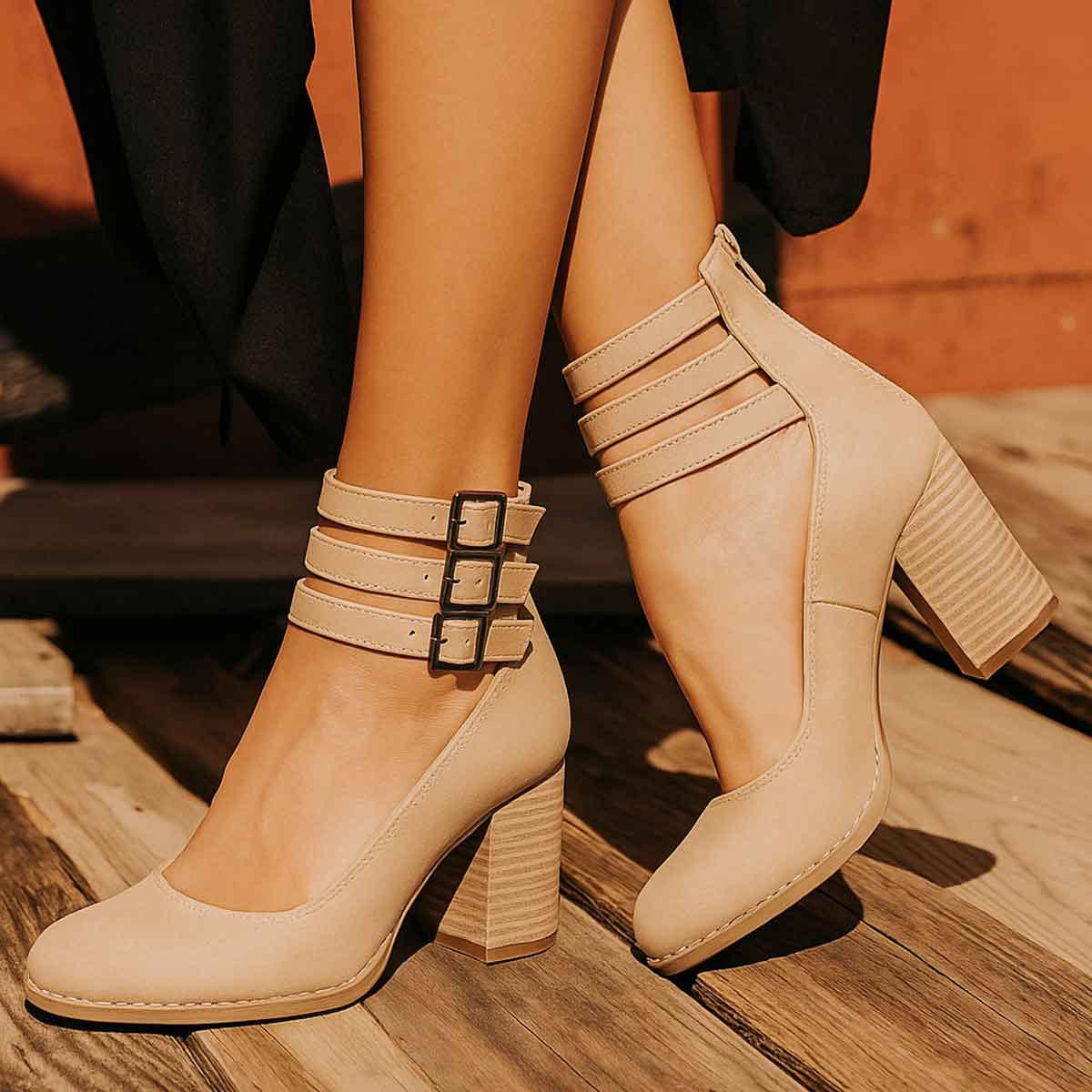 Ginevra™ | Escote con Cinturines y Tacón Ancho