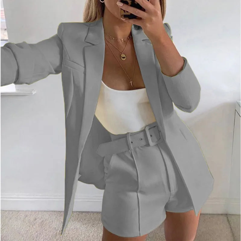 CELIA  ELEGANTE CONJUNTO DE PANTALÓN CORTO Y BLAZER DE LINO PARA MUJER