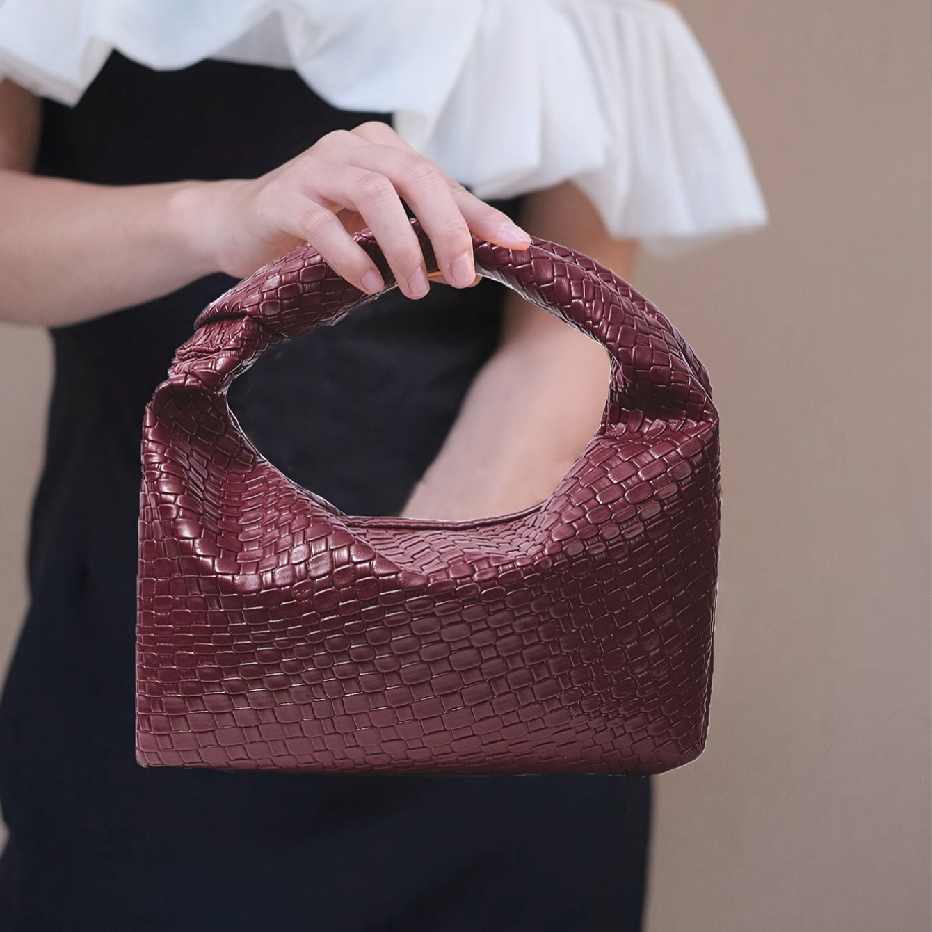 BOLSO TRENTO TEJIDO EN TRENZA CON NUDO Y TAMAÑO PEQUEÑO DE MANO