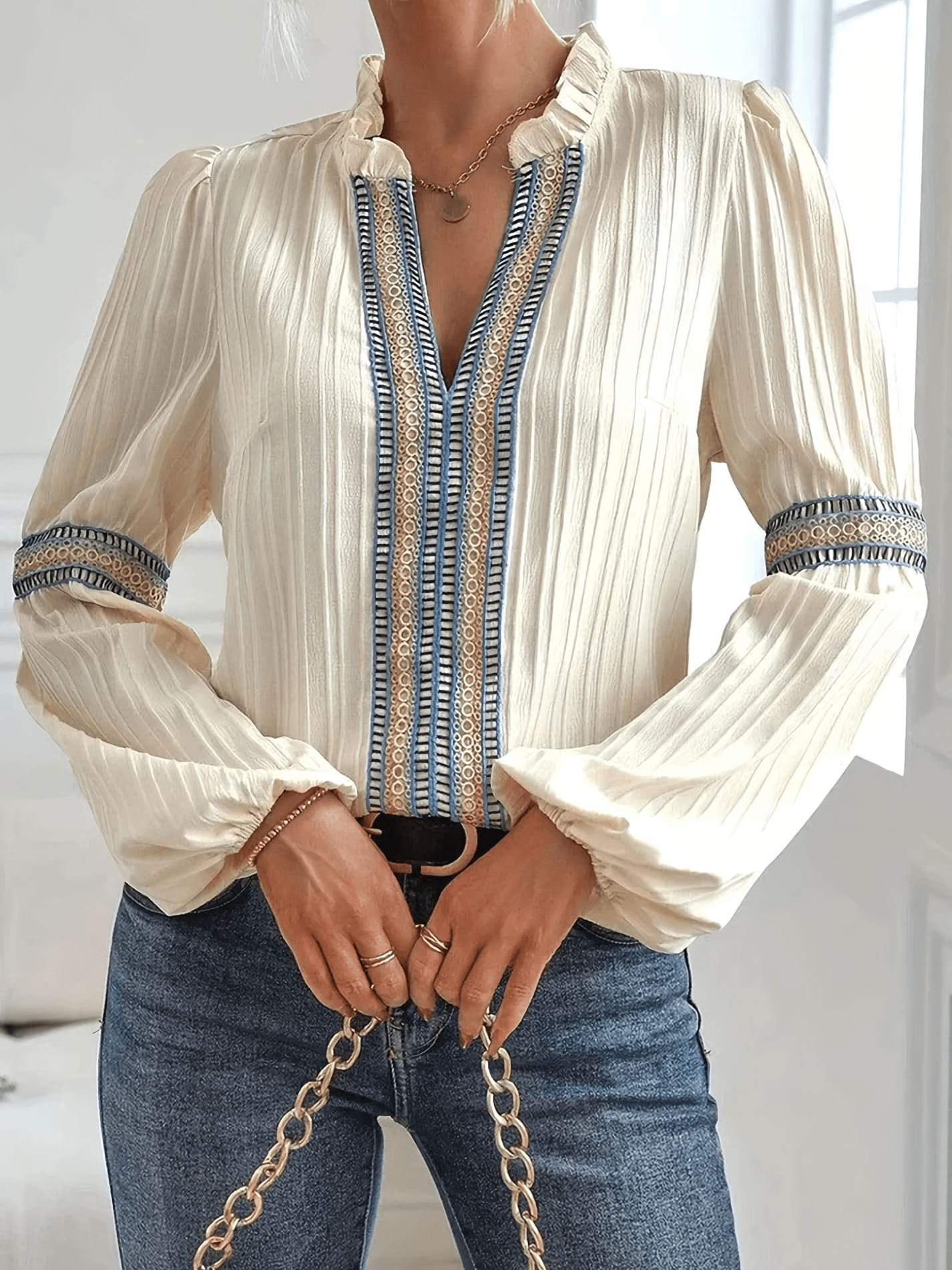 JACQUELINE – BLUSAELEGANTE CON MANGAS ABULLONADAS