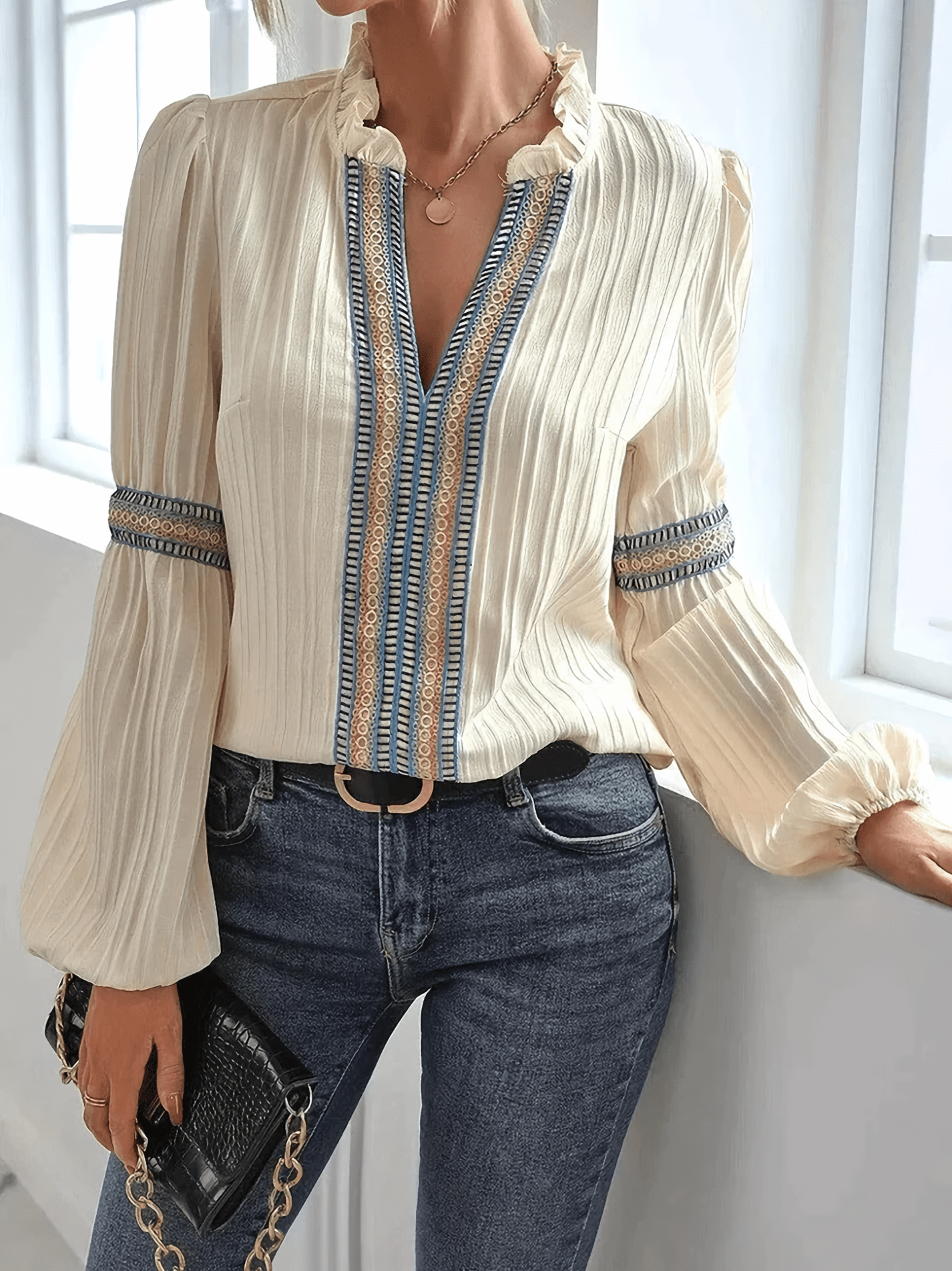 JACQUELINE – BLUSAELEGANTE CON MANGAS ABULLONADAS