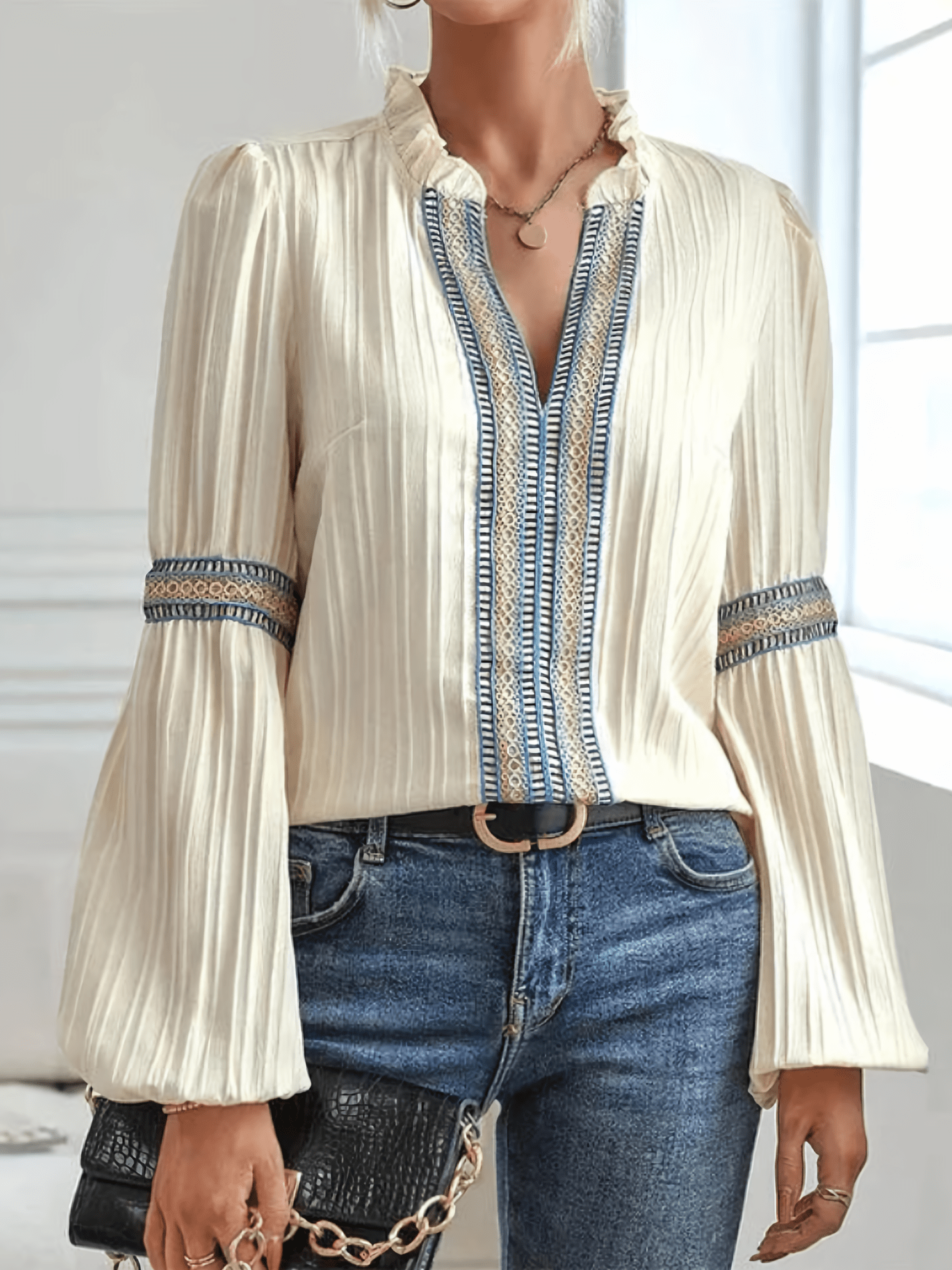 JACQUELINE – BLUSAELEGANTE CON MANGAS ABULLONADAS
