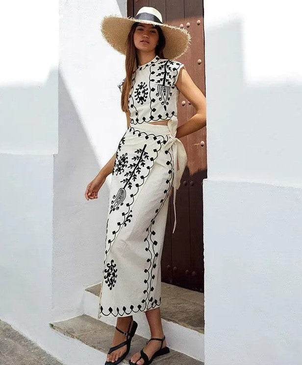 Conjunto de dos piezas con top sin mangas y falda fluida estampada