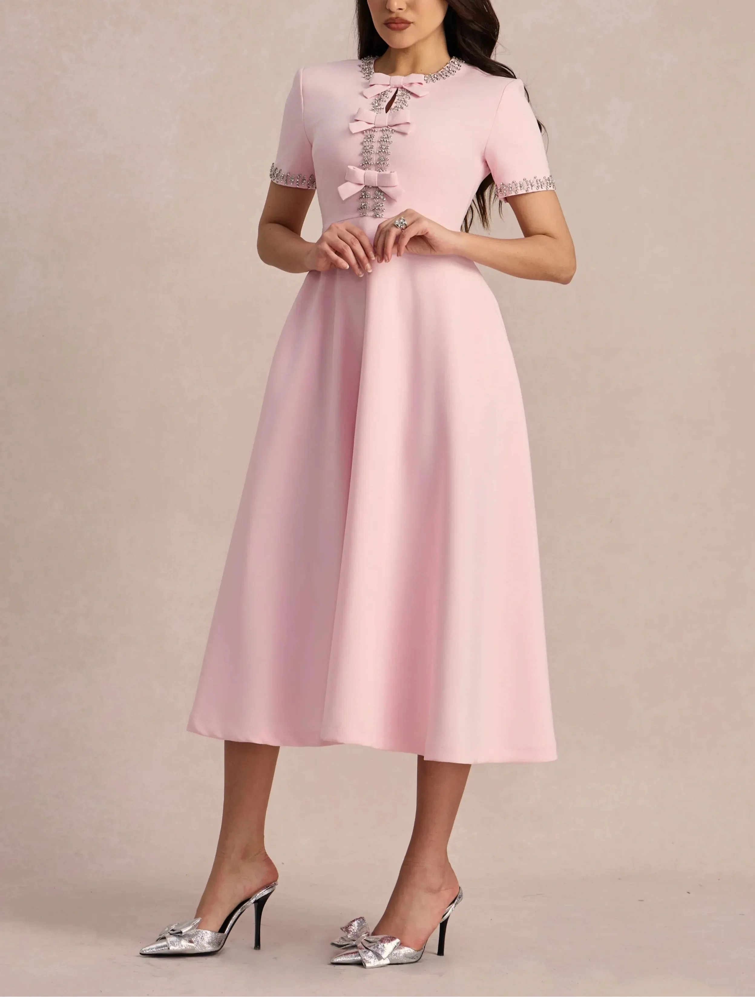 Raffaella™ | Vestido evasé con lazos y perlas