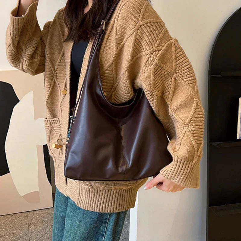 BOLSO ALESSIA – GRANDE DE HOMBRO EN POLIPIEL CON CORREA AJUSTABLE