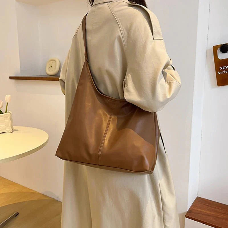 BOLSO ALESSIA – GRANDE DE HOMBRO EN POLIPIEL CON CORREA AJUSTABLE