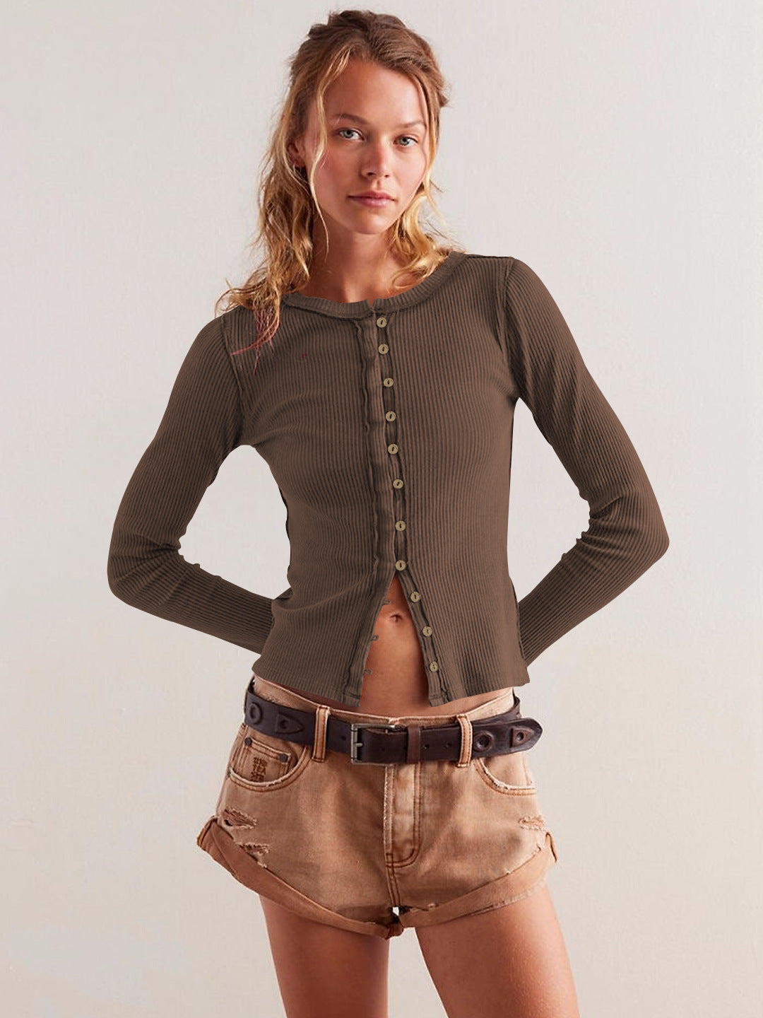 CARDIGAN ELEGANTE DE MUJER – BOTONES DECORATIVOS Y ESTILO MODERNO