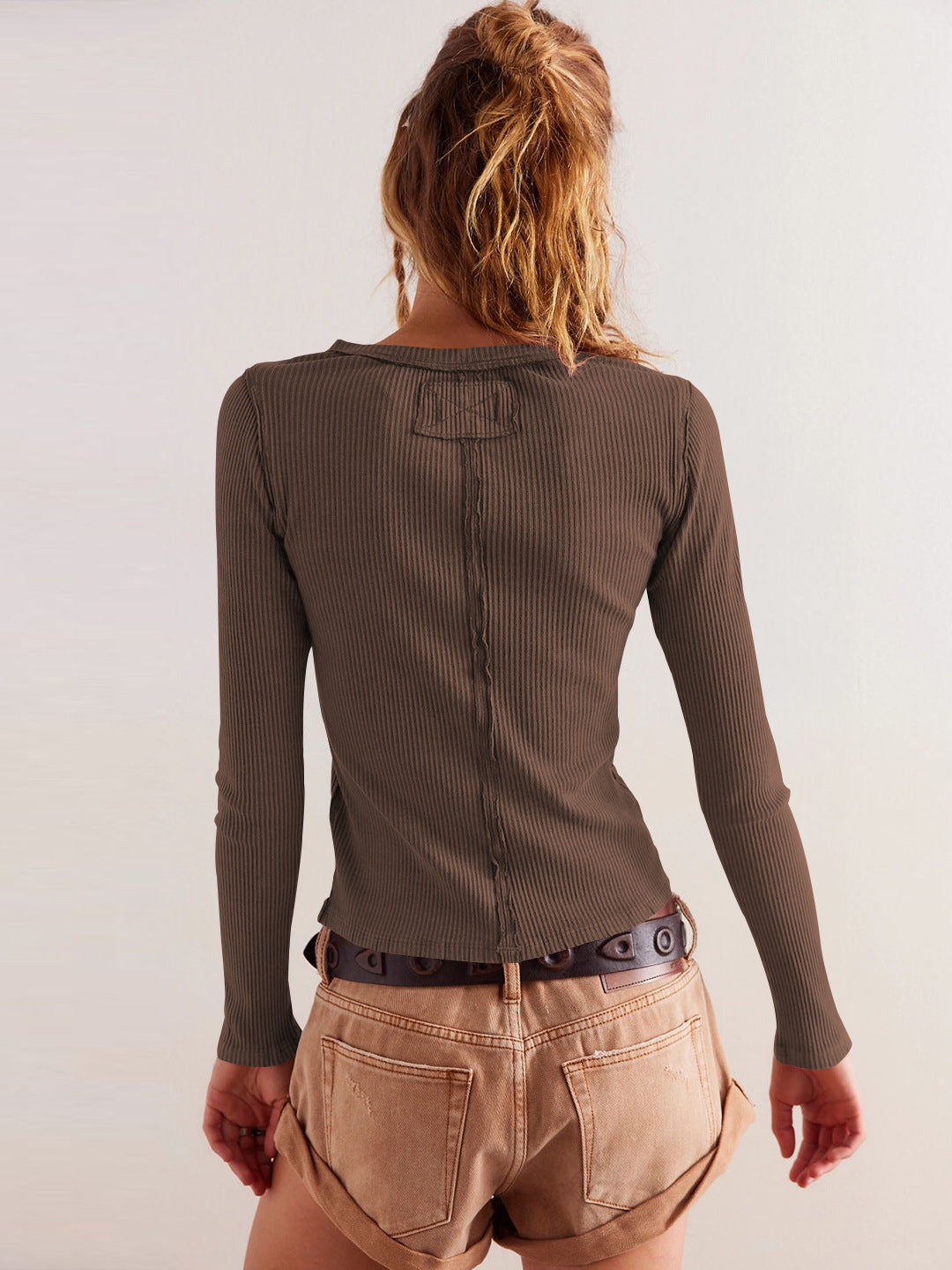 CARDIGAN ELEGANTE DE MUJER – BOTONES DECORATIVOS Y ESTILO MODERNO