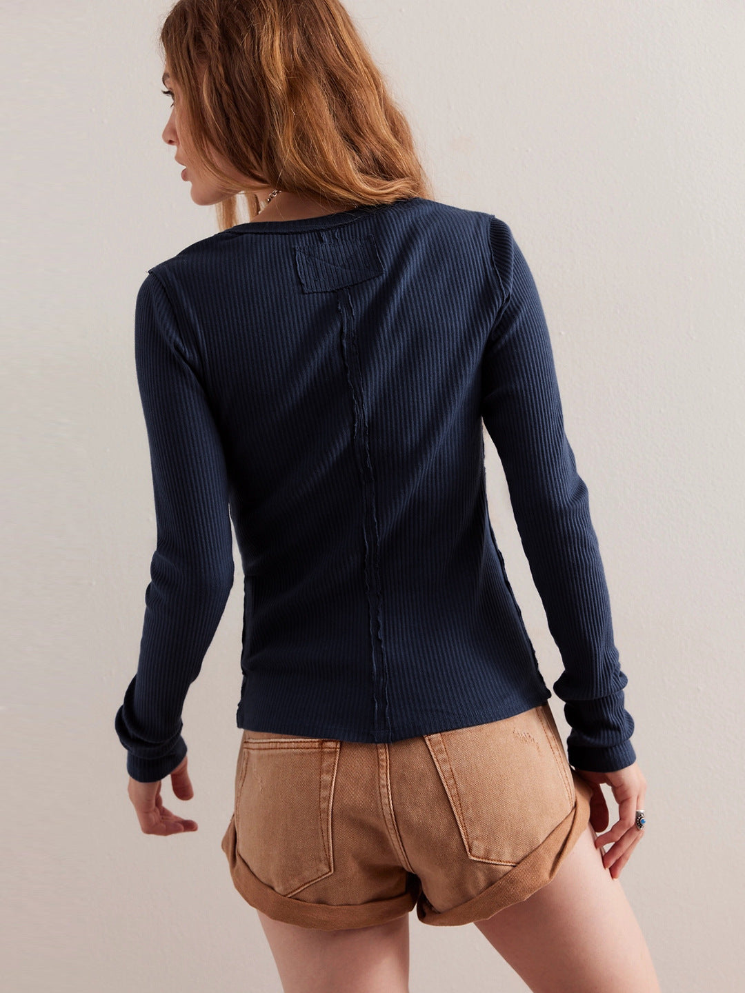 CARDIGAN ELEGANTE DE MUJER – BOTONES DECORATIVOS Y ESTILO MODERNO