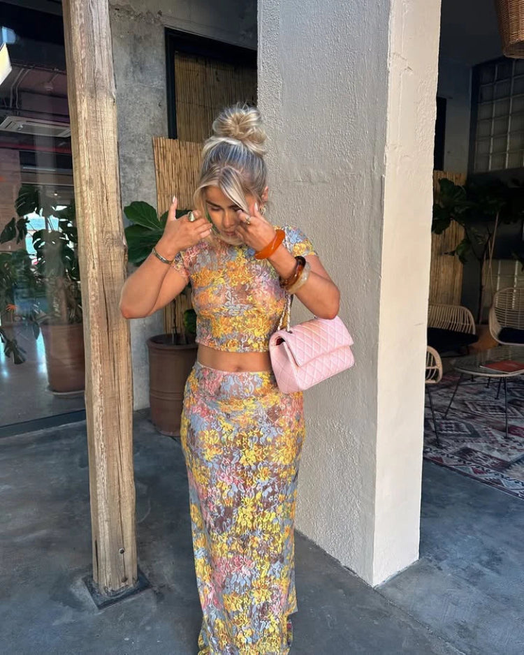CONJUNTO MODERNO CON FALDA LARGA ESTAMPADA Y TOP CORTO DE MANGA CORTA PARA VERANO