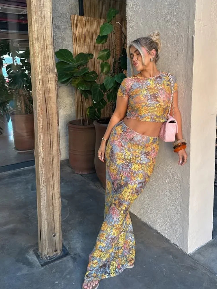 CONJUNTO MODERNO CON FALDA LARGA ESTAMPADA Y TOP CORTO DE MANGA CORTA PARA VERANO