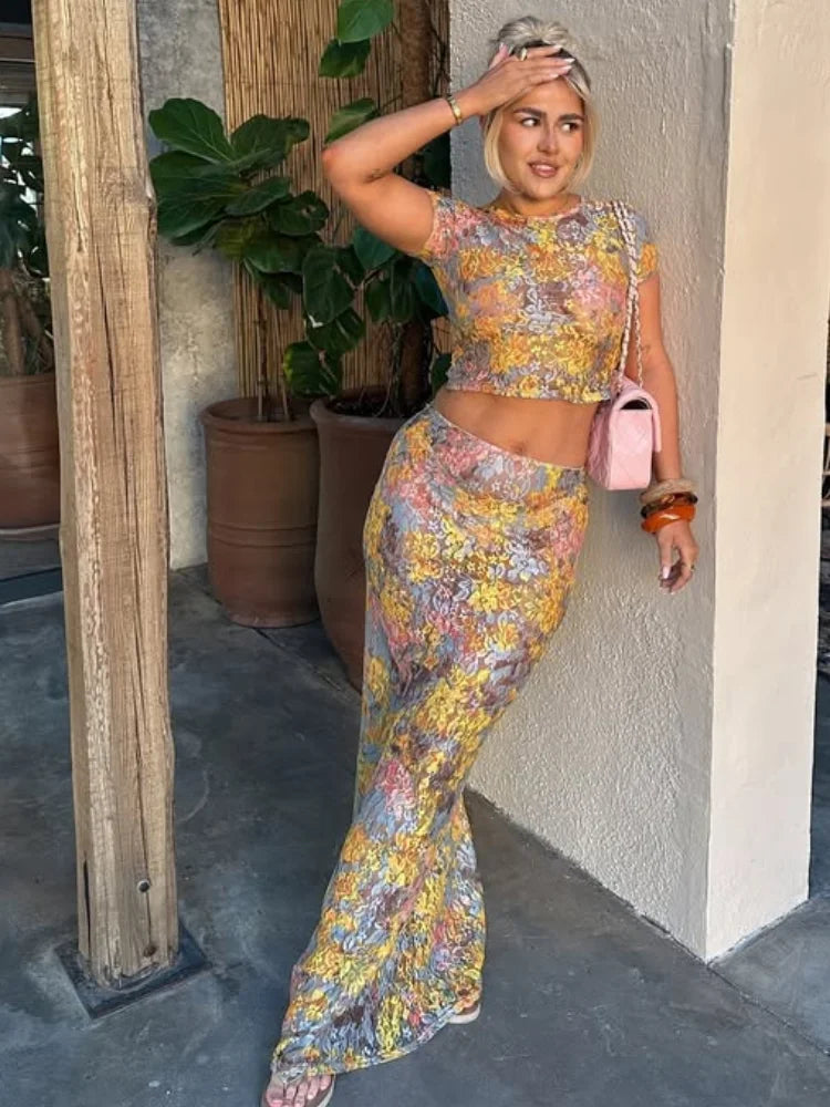CONJUNTO MODERNO CON FALDA LARGA ESTAMPADA Y TOP CORTO DE MANGA CORTA PARA VERANO