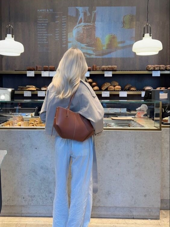BOLSO CELESTE – SHOPPER GRANDE DE HOMBRO EN POLIPIEL