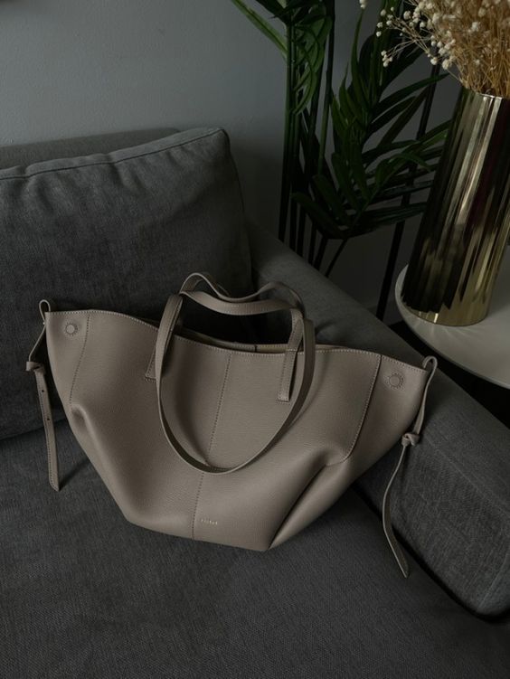 BOLSO CELESTE – SHOPPER GRANDE DE HOMBRO EN POLIPIEL
