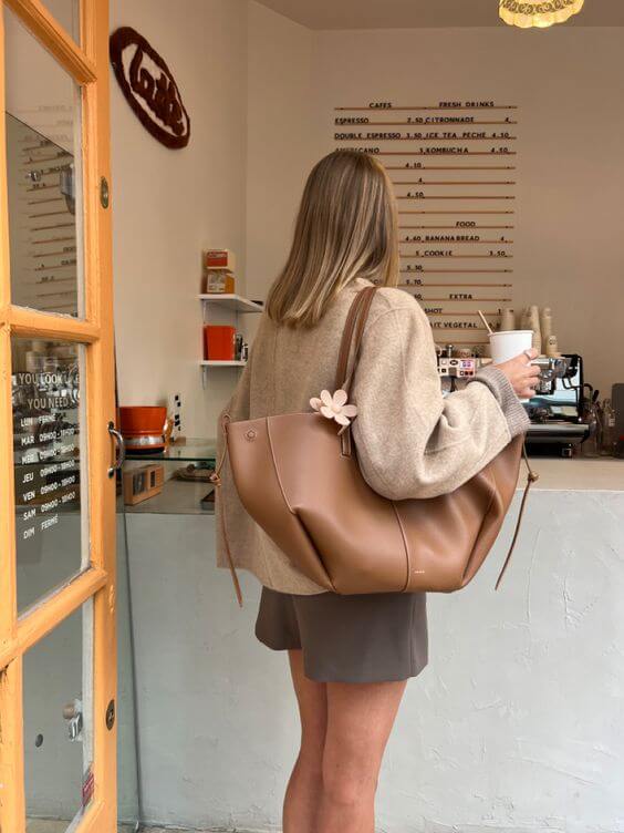 BOLSO CELESTE – SHOPPER GRANDE DE HOMBRO EN POLIPIEL