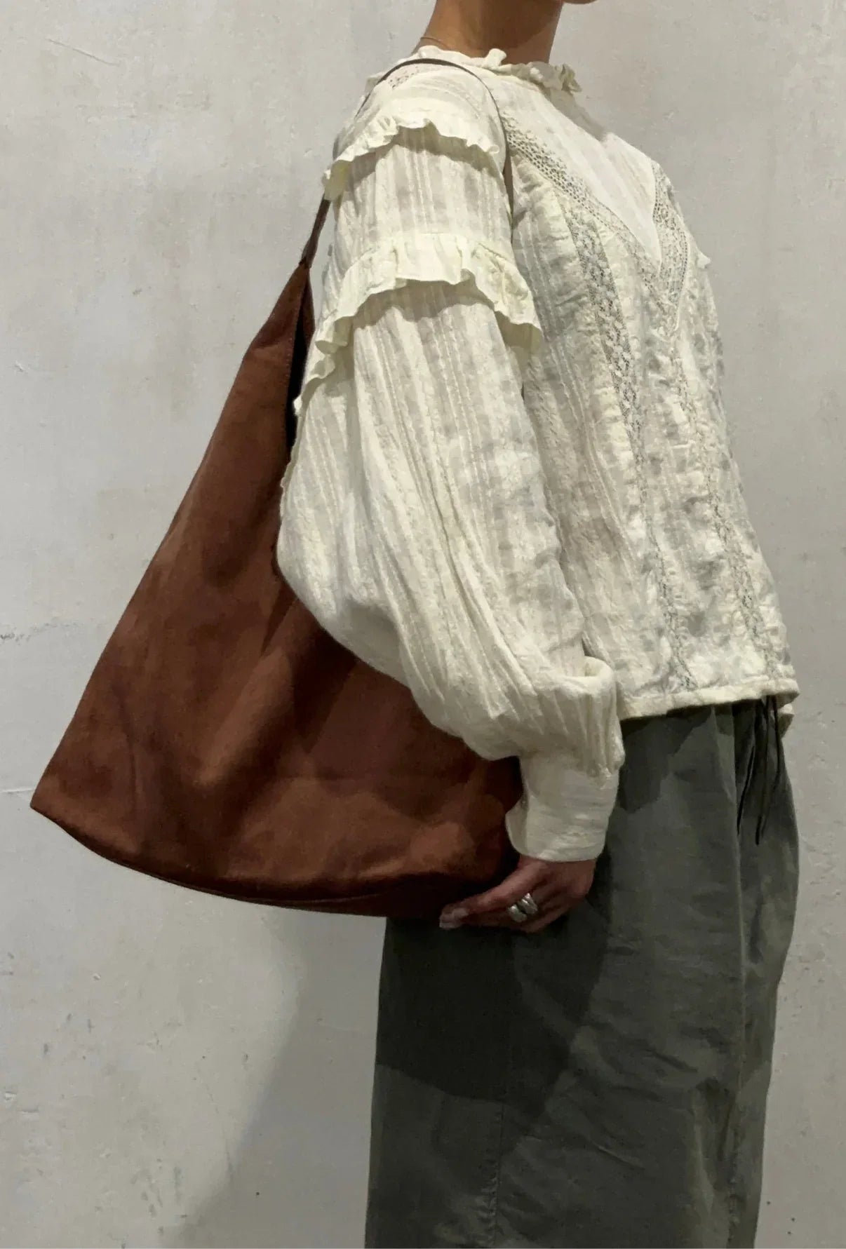 BOLSO DE ANTE GRANDE ESTILO HOBO CON ASA ÚNICA