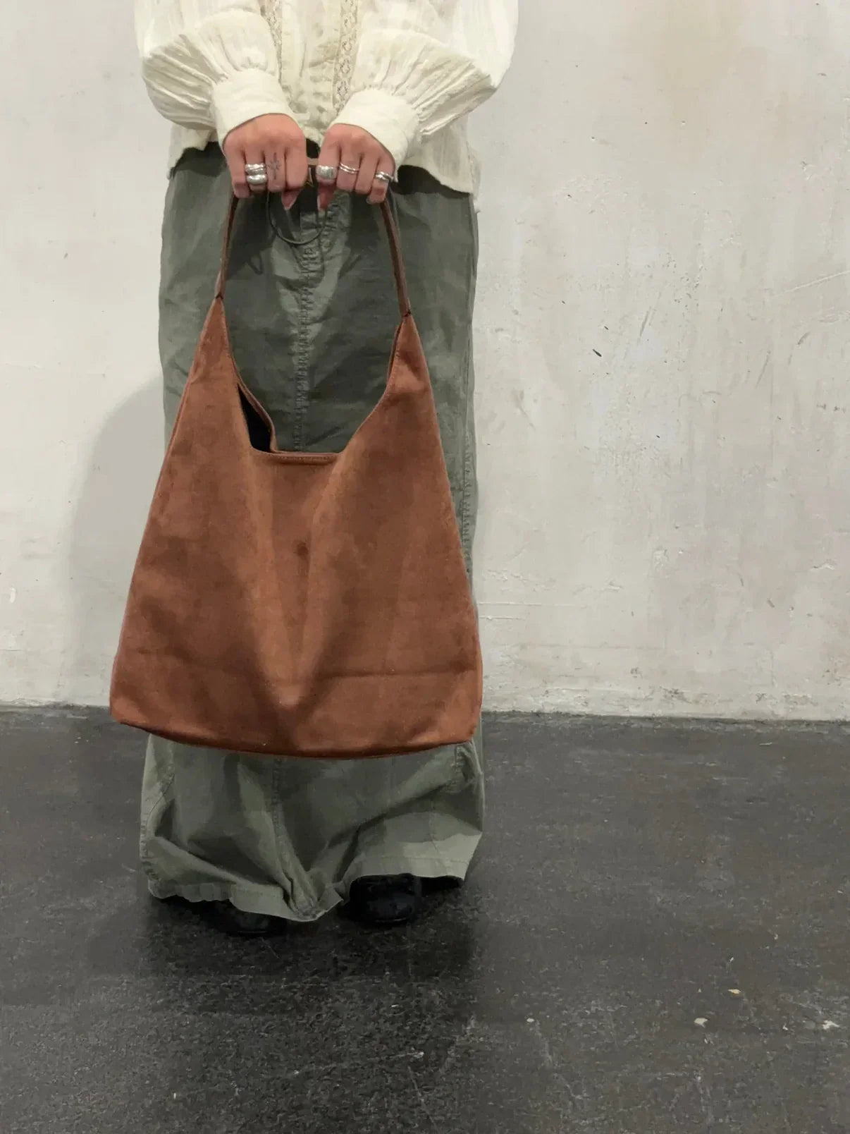 BOLSO DE ANTE GRANDE ESTILO HOBO CON ASA ÚNICA