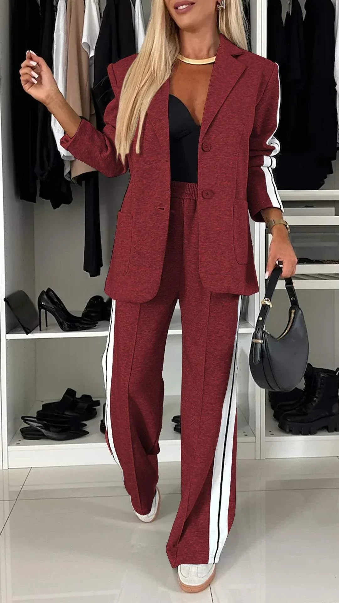ELEGANTE TRAJE DE MUJER CON SOLAPA