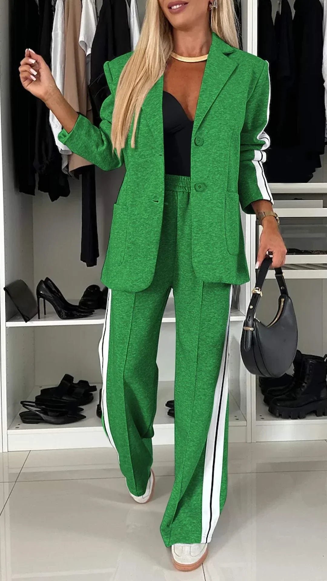 ELEGANTE TRAJE DE MUJER CON SOLAPA