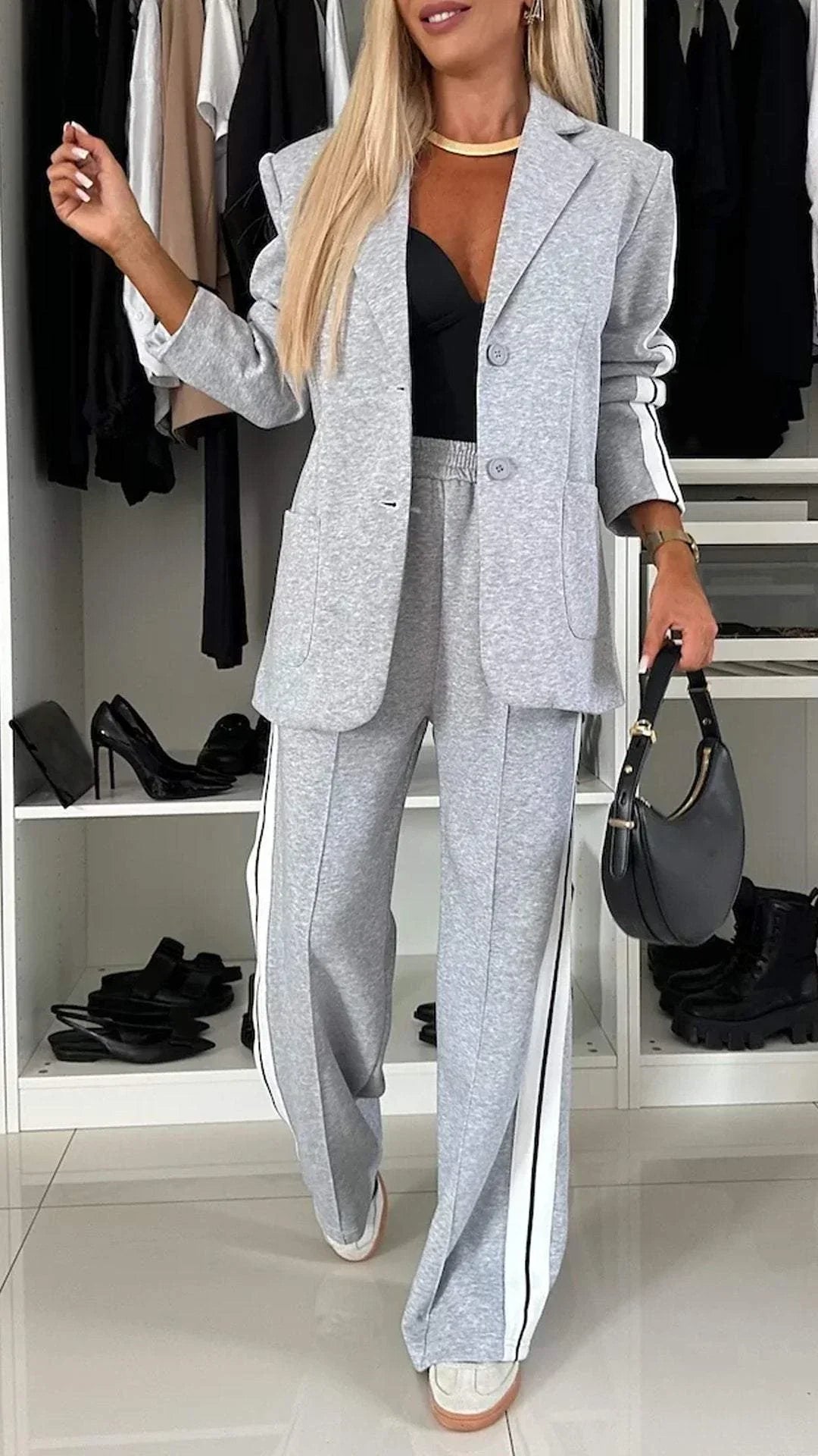 ELEGANTE TRAJE DE MUJER CON SOLAPA