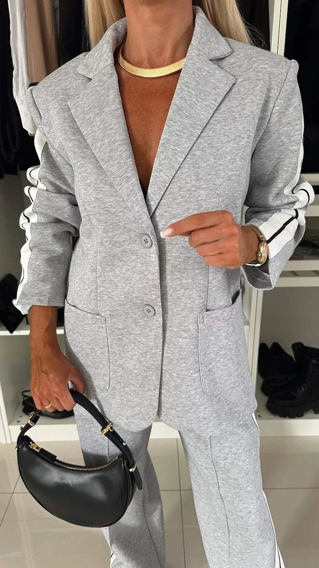 ELEGANTE TRAJE DE MUJER CON SOLAPA