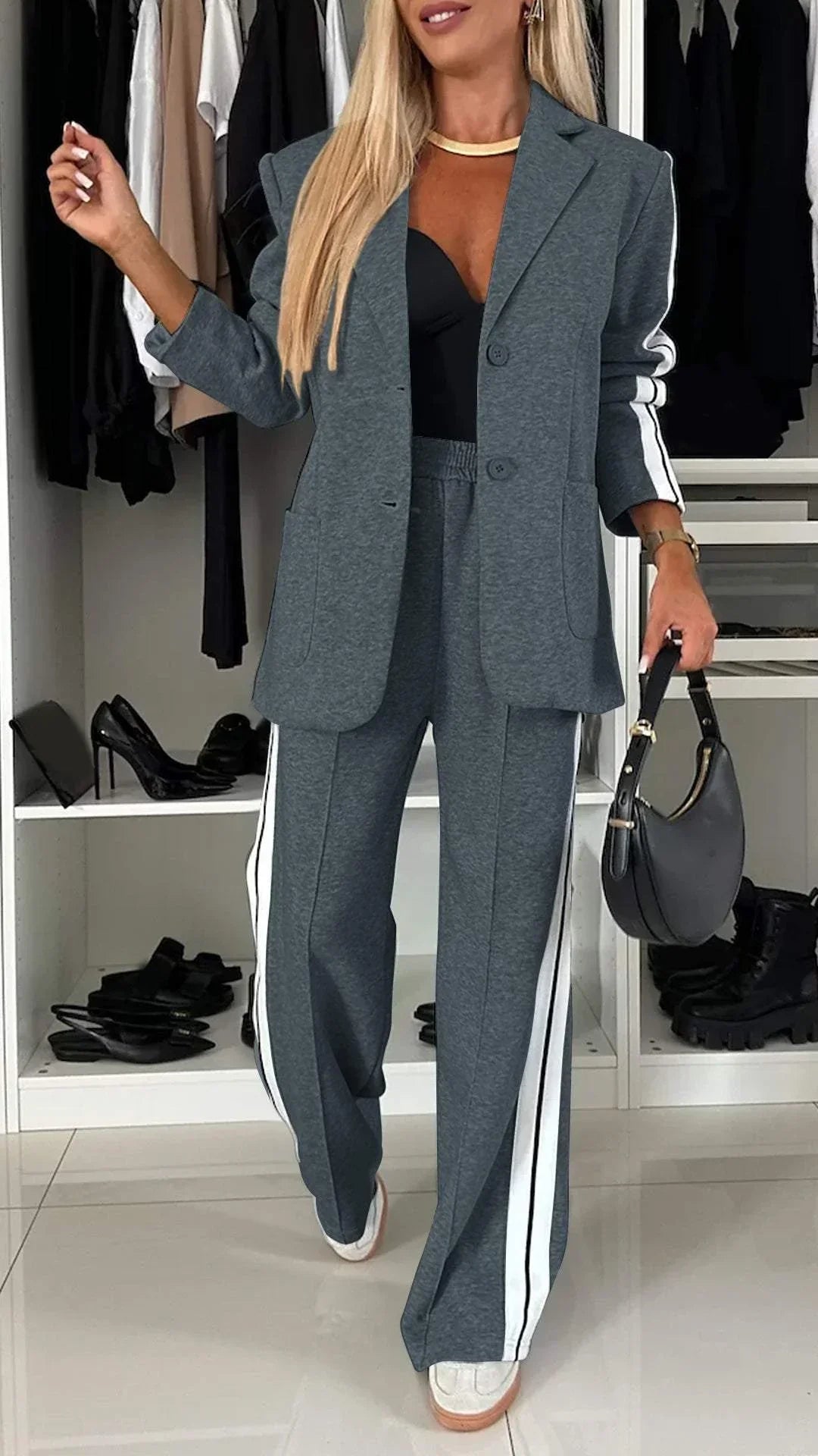 ELEGANTE TRAJE DE MUJER CON SOLAPA